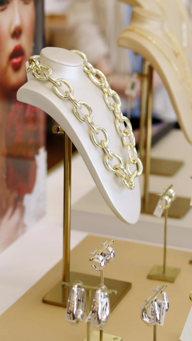 Design your sparkle. Share the moment.

The Color Bar® at @kendrascott is the spot to design matching jewels, birthstone pieces, or custom keepsakes with your favorite people.

No appointment needed, just swing by their store at Biltmore Park Town Square and create something special together. Tag your bestie in the comments and make plans!✨